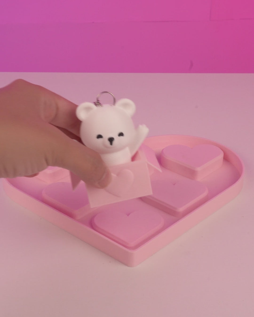 Heart-Stand  – 3D printed display tray for bear toy video